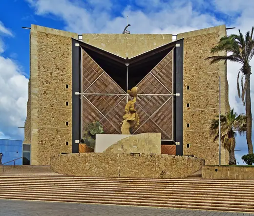 Photo 2: Exterior