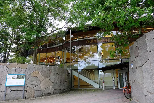 Photo 4: Exterior · Nordeingang der Aula Magna, Universität Stockholm (2019)