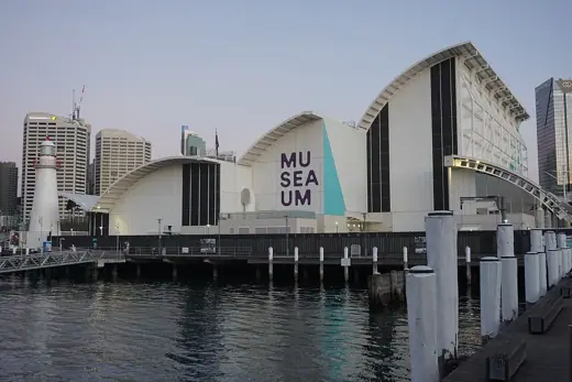Photo 4: Exterior
