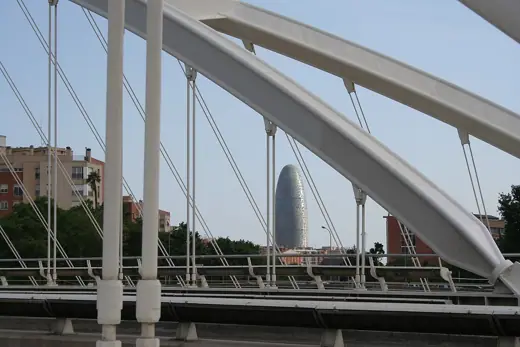 Photo 2: Exterior · Puente de Calatrava que une las calles de Bach de Roda y Felipe II