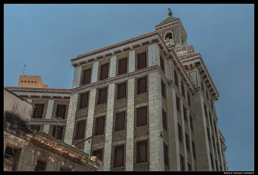 Photo 2: Exterior · Edifício Bacardi