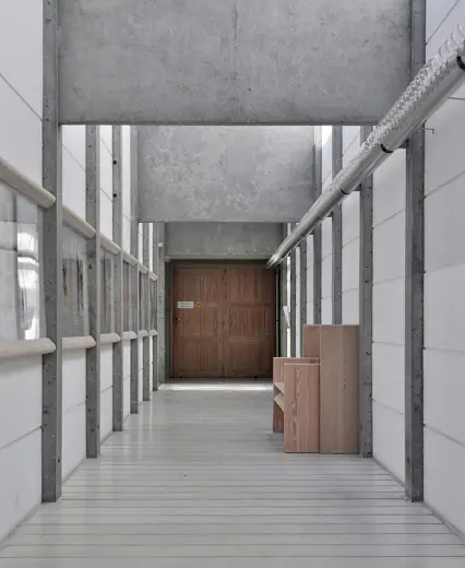 Photo 7: Interior · Corridor