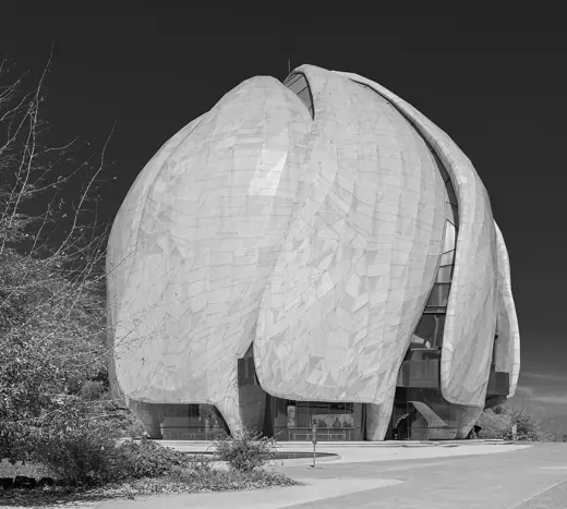 Photo 4: Exterior · Templo Bahá'í, B/N