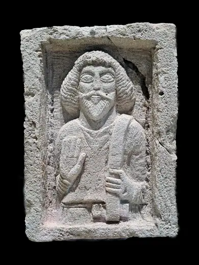 Photo 3: Exterior · Buste d'homme barbu au centre d'une stèle : nécropole d'al-Maqsha (Bahreïn), II-IIIe s