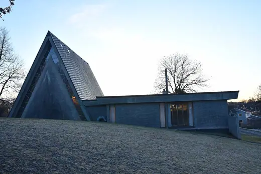 Photo 3: Exterior