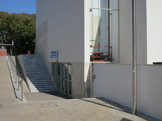 Photo 2: Exterior