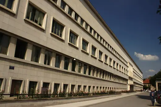 Photo 4: Exterior