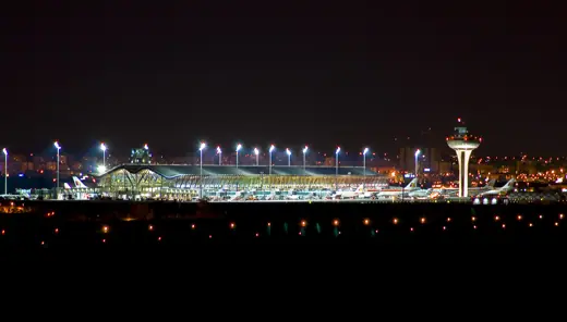 Photo 6: Context · Night view of Madrid-Barajas airport ( Spain )