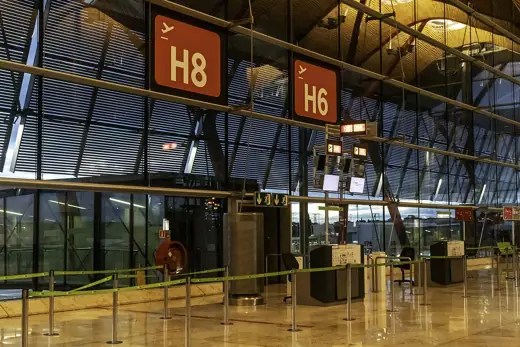 Photo 3: Exterior · Portas H6 e H8 da terminal 4 do aeroporto de Madrid