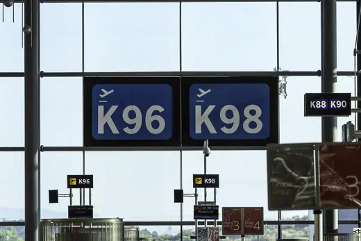 Photo 4: Exterior · Portas K96 e K98 na Terminal 4 do aeroporto de Madrid