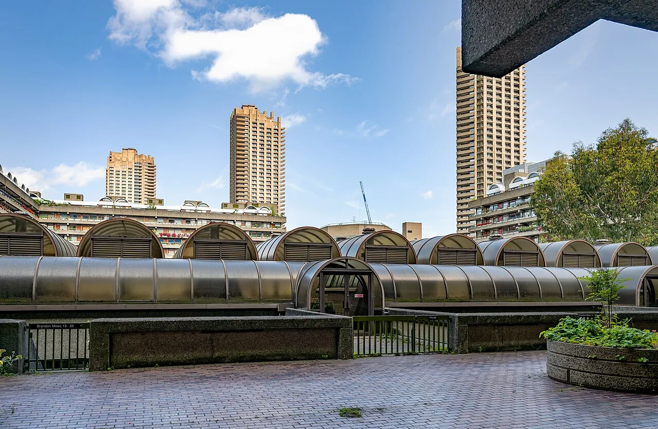 Barbican Estate: Exterior · London: BARBICAN, Brandon Mews City of London