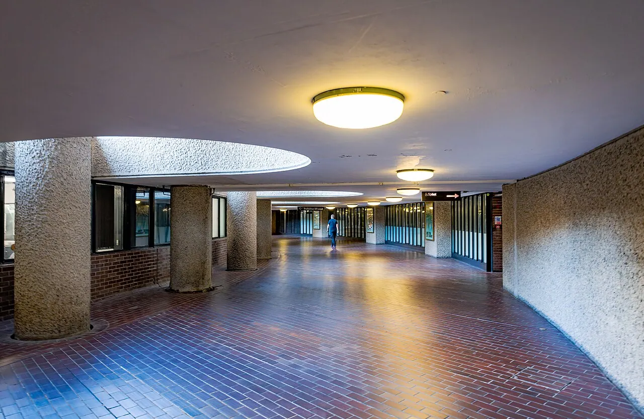 Barbican Estate: Interior · London: BARBICAN, Frobisher Crecsent City of London