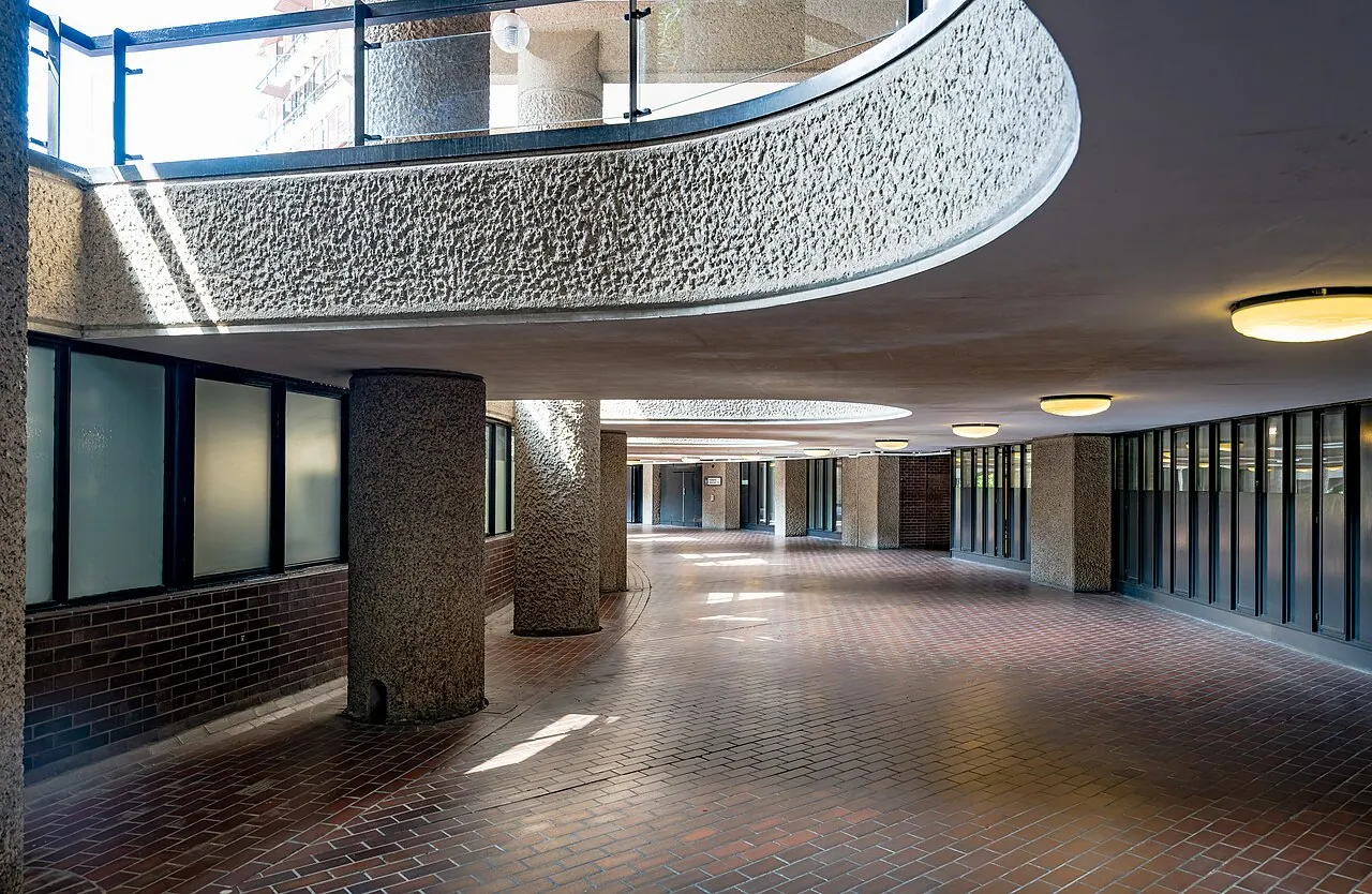 Barbican Estate: Interior · London: BARBICAN, Frobisher Crecsent City of London