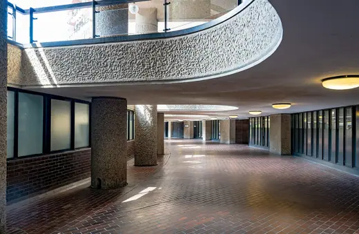 Photo 5: Interior · London: BARBICAN, Frobisher Crecsent City of London