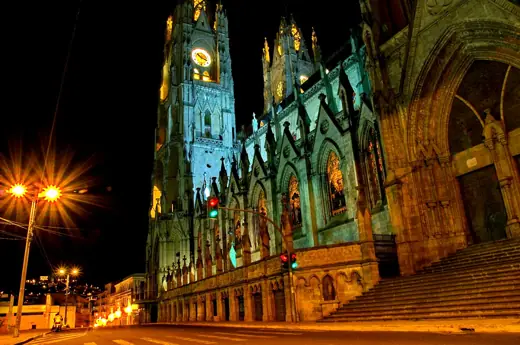 Photo 4: Context · Basilika de Voto Natcional, Quito, Ecuador