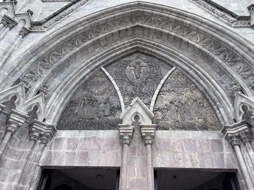 Photo 2: Exterior · Basílica del Voto Nacional, Quito