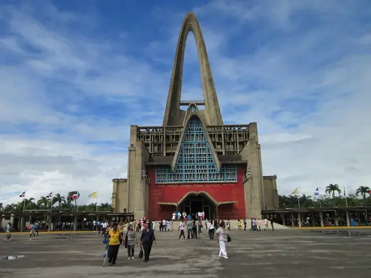 Photo 4: Exterior · Una foto de la basílica Nuestra Señora de la Altagracia, localizada en Higüey