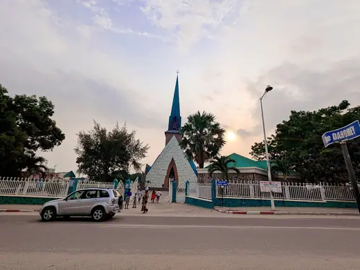 Photo 4: Exterior · Brazzaville capitale politique de la République du Congo