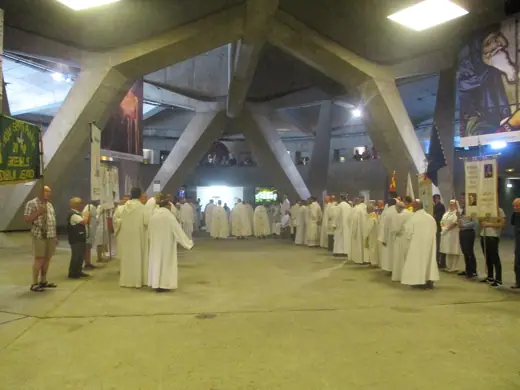 Photo 6: Interior · Intérieur de la basilique Saint-Pie-X de Lourdes, fin de la procession eucharistique