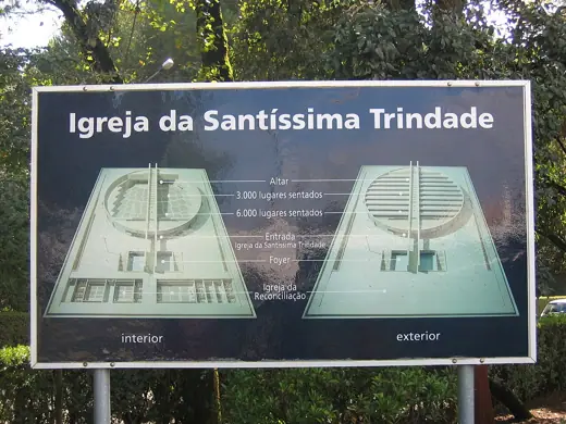 Photo 7: Model · Tafel neben der Igreja da Santissima Trindade