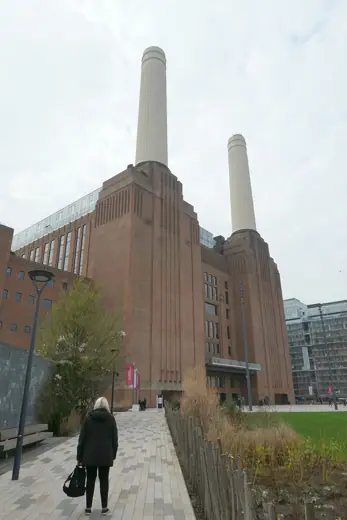 Photo 1: Exterior · London