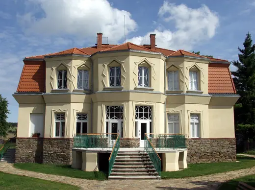 Photo 1: Exterior