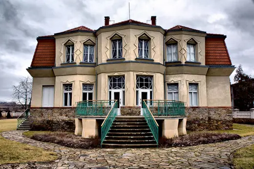 Photo 2: Exterior