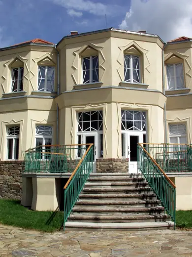 Photo 3: Exterior