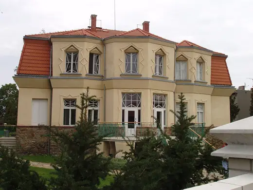 Photo 4: Exterior