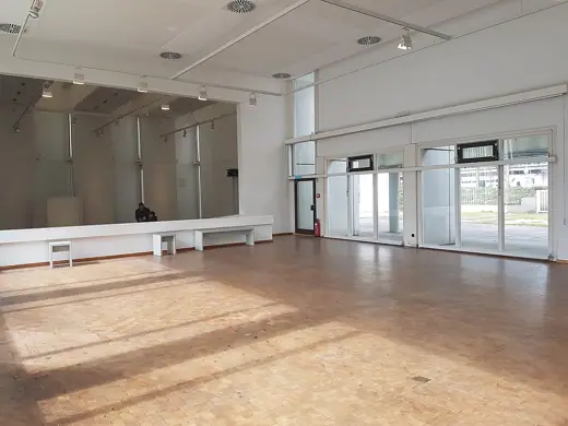 Photo 5: Interior · Bauhaus-Archiv Berlin, large hall, right side