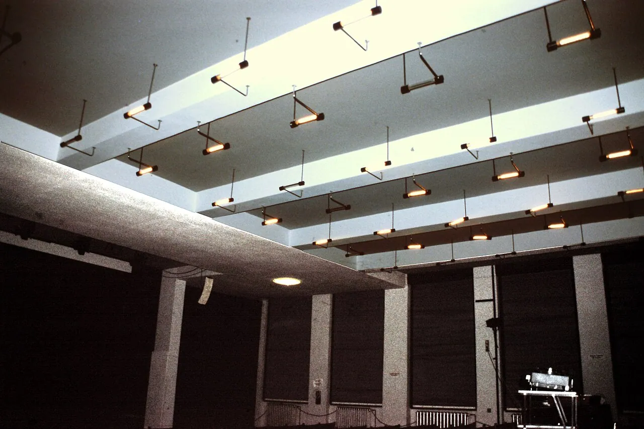 Bauhaus Dessau: Interior · Soffittenlampen Aula, Bauhaus Dessau