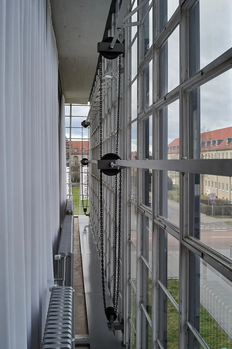 Bauhaus Dessau: Interior · Bauhaus Dessau: Fassade des Werkstattflügels von innen