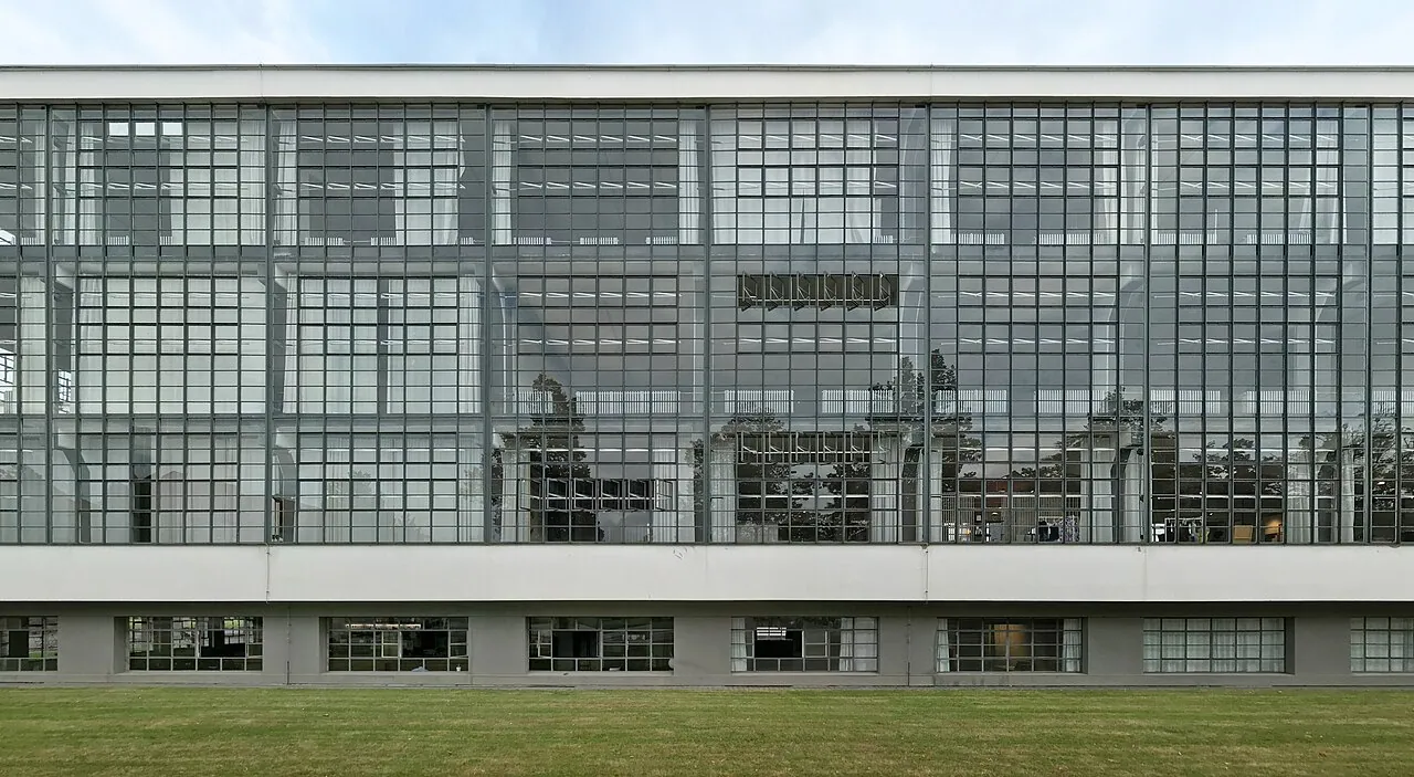 Bauhaus Dessau: Detail · Bauhaus Dessau, Gropiusallee Ecke Bauhausstraße, Dessau-Roßlau, Vorhangfassade Werkstättenflügel