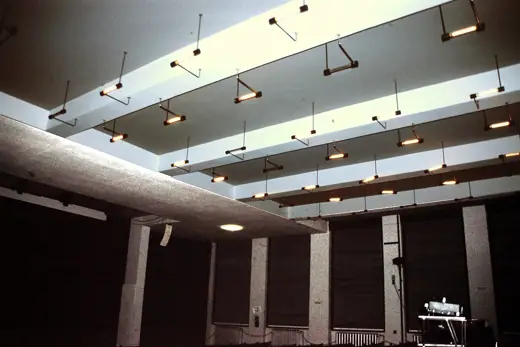 Photo 5: Interior · Soffittenlampen Aula, Bauhaus Dessau