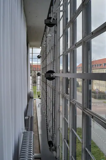 Photo 6: Interior · Bauhaus Dessau: Fassade des Werkstattflügels von innen