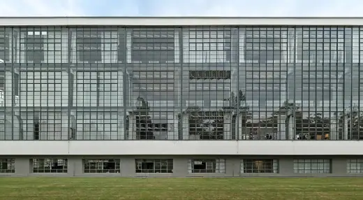 Photo 8: Detail · Bauhaus Dessau, Gropiusallee Ecke Bauhausstraße, Dessau-Roßlau, Vorhangfassade Werkstättenflügel