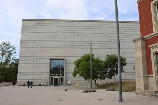 Photo 2: Exterior