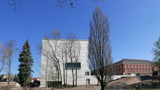 Photo 3: Exterior