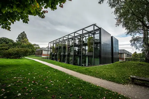 Photo 4: Exterior