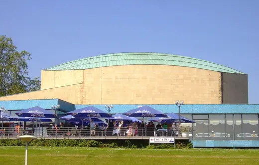 Photo 1: Exterior