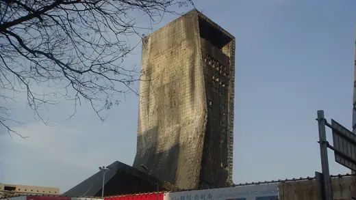 Photo 4: Exterior
