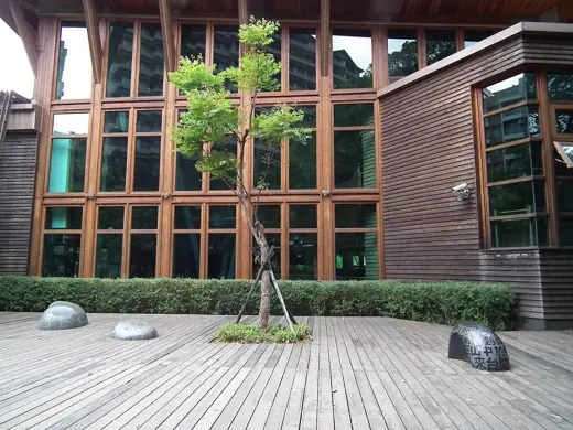 Photo 4: Exterior