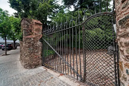 Photo 3: Exterior