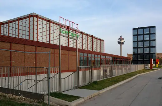 Photo 2: Exterior