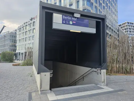 Photo 4: Interior · Tag der Inbetriebnahme der S15 am Hauptbahnhof in Berlin-Moabit, Deutschland