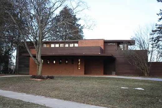 Photo 1: Exterior