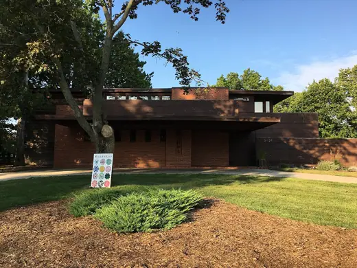 Photo 2: Exterior