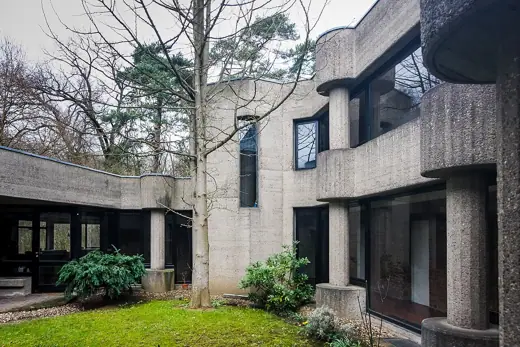 Photo 1: Exterior