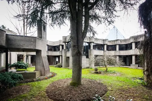 Photo 2: Exterior