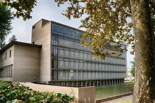 Photo 3: Exterior